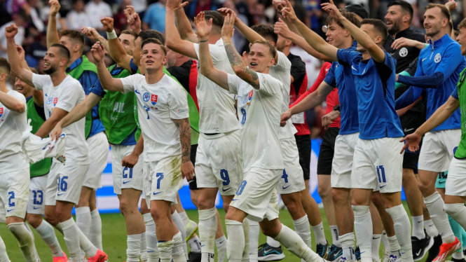 Pemain Timnas Slovakia rayakan kemenangan lawan Belgia