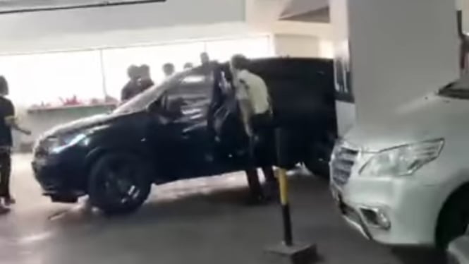 Pengguna Honda HR-V kepergok mesum di basement 