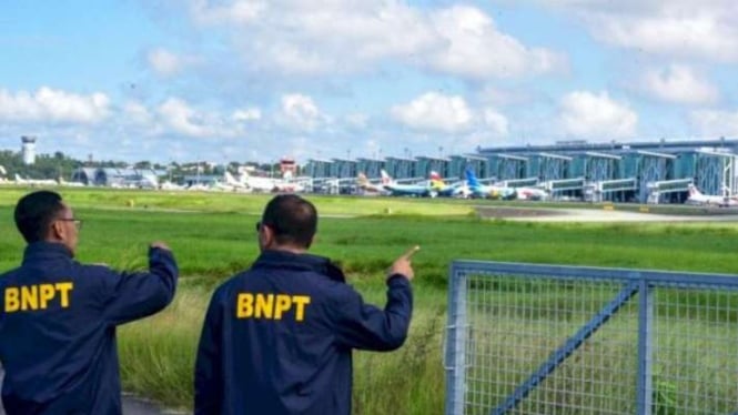 Petugas BNPT melakukan asesmen objek vital di Bandara SAMS Sepinggan, Balikpapan, Kalimantan Timur.