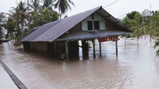 Salah satu rumah warga di Nias Barat, Sumatra Utara, yang direndam banjir, Minggu, 16 Juni 2024.