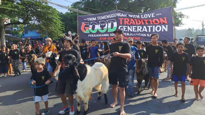 Tradisi mengarak kambing sebelum disembelih di Kampung Temenggungan, Kota Malang