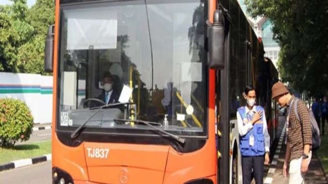 Penumpang bersiap menaiki bus TransJakarta rute ke Bandara Soekarno-Hatta.