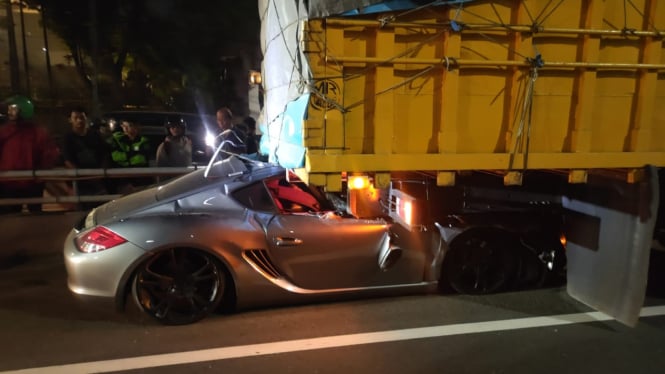 Porsche Cayman tabarak truk di tol dalam kota
