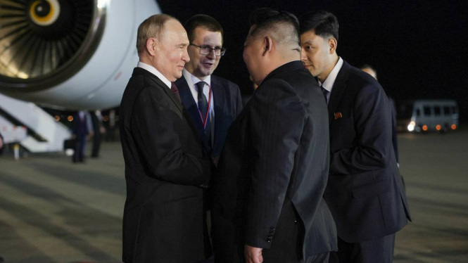 Kim Jong Un Berbincang Dengan Vladimir Putin (Doc: TASS)