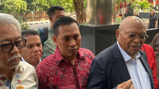Staf Sekjen PDIP Hasto Kristiyanto, Kusnadi saat tiba diperiksa sebagai saksi di KPK
