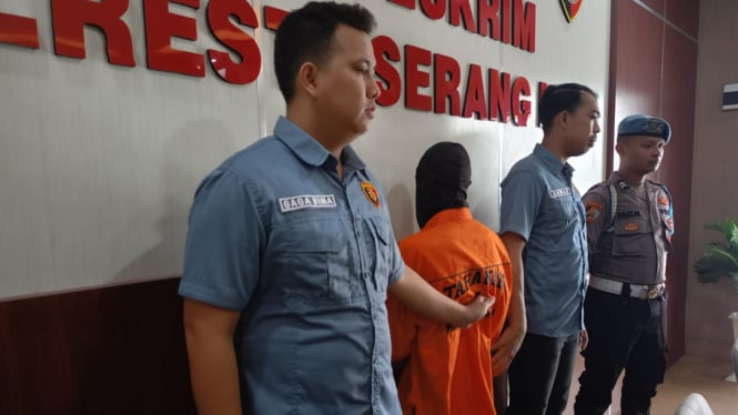 Ayah Bunuh Anak di Banten Kenakan Seragam Oranye di Polresta Serkot.