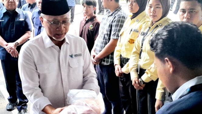 [dok. Menteri Perdagangan, Zulkifli Hasan, saat membagikan paket daging kurban kepada karyawan dan masyarakat di lingkungan Kemendag, Rabu, 19 Juni 2024]