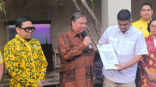 Ketua Umum Partai Golkar Airlanga Hartarto memberikan rekomendasi kepada Wali Kota Medan Bobby Nasution, Rabu 19 Juni 2024