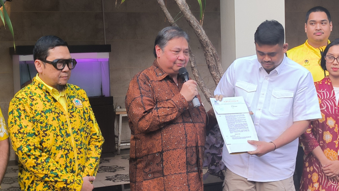 Ketua Umum Partai Golkar Airlangga Hartarto menyerahkan rekomendasi ke Wali Kota Medan Bobby Nasution, Rabu, 19 Juni 2024
