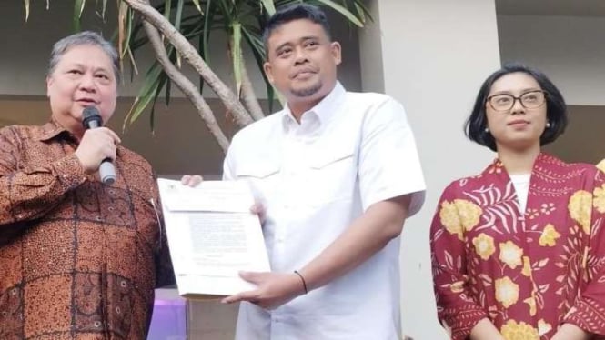 Ketua Umum Partai Golkar Airlangga Hartarto (kiri) menyerahkan surat dukungan kepada Bobby Nasution (tengah), didampingi oleh Sekar Tandjung (kanan) di Jakarta, Rabu, 19 Juni 2024.