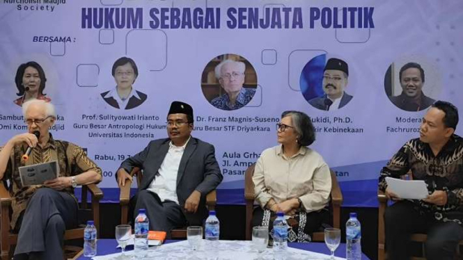 Tangkapan layar - Guru besar filsafat moral Franz Graf von Magnis atau Romo Magnis (kiri) saat berbicara dalam Diskusi Publik "Hukum sebagai Senjata Politik" yang digelar Nurcholish Madjid Society di Jakarta, Rabu, 19 Juni 2024.