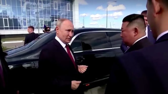 Presiden Rusia Vladimir Putin dan Kim Jong Un