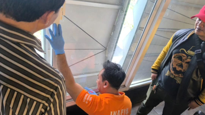 Tim Inafis Polresta Pontianak melakukan olah TKP jendela yang terbuka tempat jatuhnya korban saat menggunakan treadmill di Lantai 3 K Gym Pontianak.