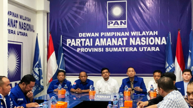 Bobby Nasution saat menerima surat rekomendasi dukungan dari PAN di Kantor DPW PAN Sumut, Kota Medan.(B.S.Putra/VIVA)