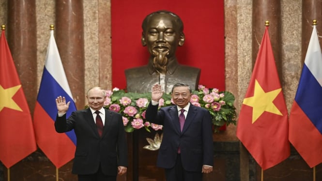 Presiden Rusia Vladimir Putin bersama Presiden Vietnam To Lam