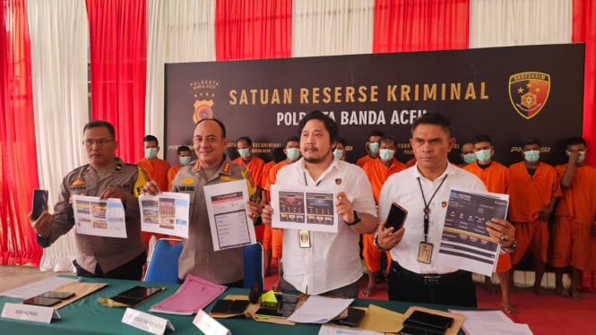 Polisi tangkap 19 pemain judi online di Banda Aceh. VIVA/Dani Randi