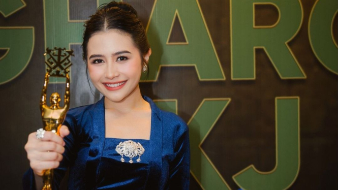 Prilly Latuconsina Menerima Penghargaan dari IKJ