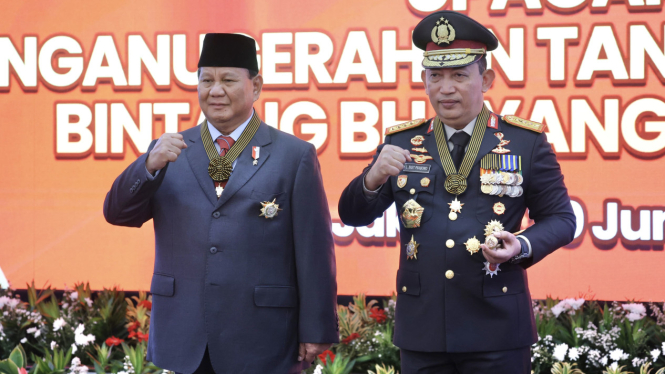 Menteri Pertahanan sekaligus Presiden RI terpilih Prabowo Subianto usai diberikan tanda kehormatan Bintang Bhayangkara Utama.
