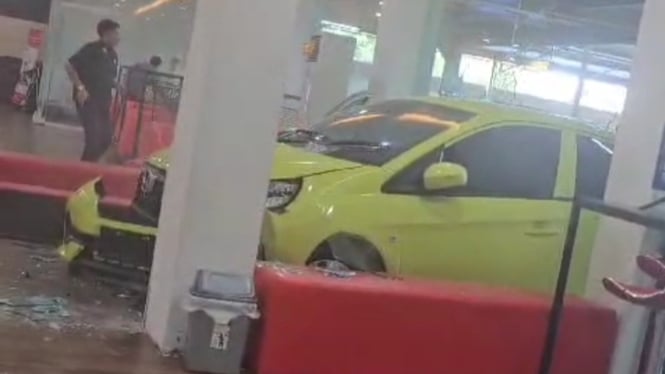 Tangkapan layar video mobil Honda Brio tabrak tiang di dalam showroom di Palembang.