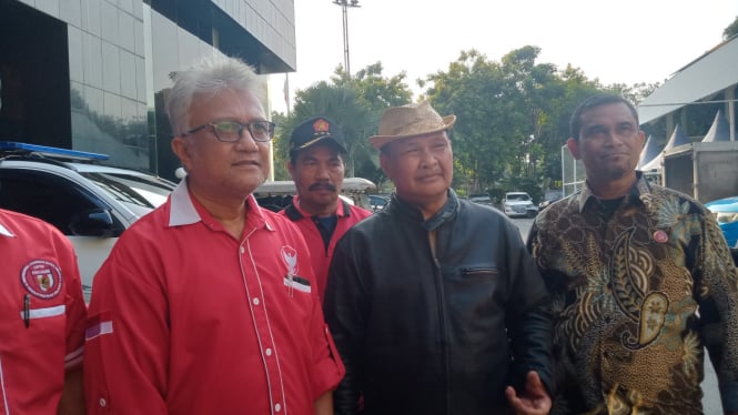 Daeng Aziz yang pakai topi coklat