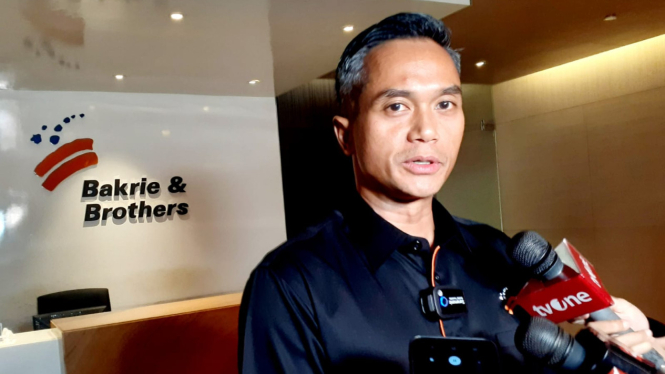 Direktur Utama dan Chief Executive Officer (CEO) PT Bakrie & Brothers Tbk (BNBR), Anindya N. Bakrie, usai menggelar RUPST dan RUPSLB BNBR di Bakrie Tower, Jakarta, Jumat, 21 Juni 2024]