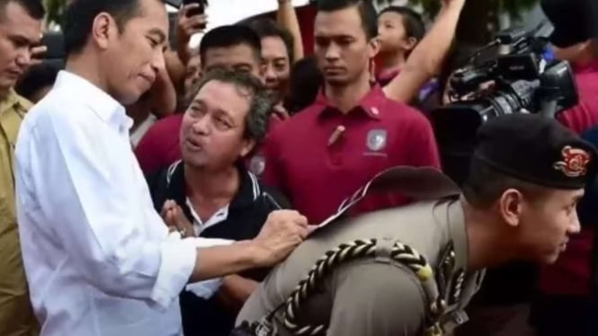 Momen ketika Jokowi tanda tangan di punggung Kompol Syarif