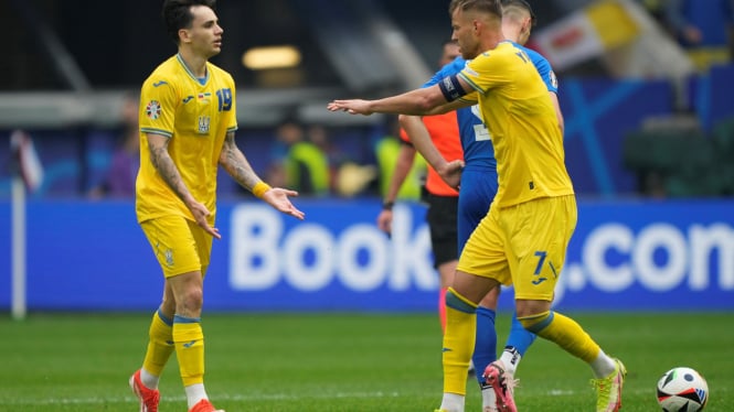Pemain Timnas Ukraina Mykola Shaparenko rayakan gol