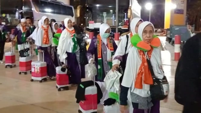 Jemaah haji kloter SUB 01 Surabaya jadi rombongan perdana pulang ke Tanah Air