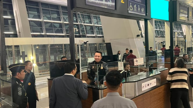 Pengecekan pemeriksaan imigrasi manual di bandara seotta lantaran gangguan server PDN
