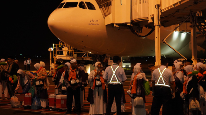 Jemaah haji Kloter 1 setiba di Bandara Juanda Surabaya pada Sabtu, 22 Juni 2024, malam.