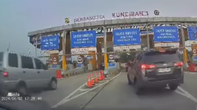 Kijang Innova serobot pengguna mobil lainnya di gerbang Tol Kunciran