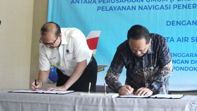 Penandatangan kerja sama AirNav dan Pelita Air dalam layanan navigasi di Bandara Pondok Cabe, Tangerang Selatan