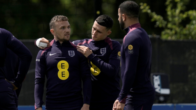 Phil Foden, Kieran Trippier, dan Kyle Walker dalam latihan Timnas Inggris