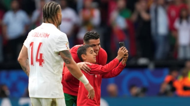 Anak kecil fans Cristiano Ronaldo nekat masuk ke dalam lapangan