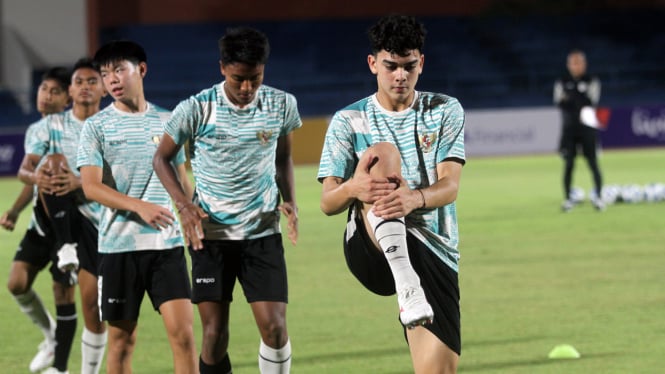 Para pemain Timnas U-16 sedang berlatih di lapangan GOR UNS pada Minggu malam, 23 Juni 2024