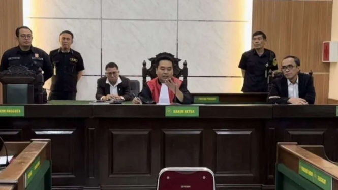 Hakim tunggal Eman Sulaeman saat memimpin sidang praperadilan di PN Bandung