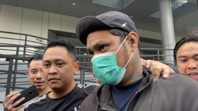Polres Metro Jakarta Barat menetapkan penyanyi Virgoun dan teman wanita yang bernisial PA, ditetapkan sebagai tersangka kasus narkoba. 