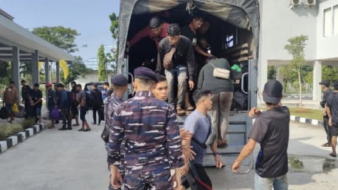 VIVA Militer: Lanal Dumai berhasil amankan 42 PMI Ilegal dari Malaysia
