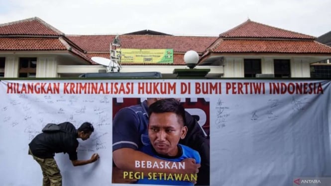 spanduk dukungan Pegi Setiawan di PN Bandung usai sidang praperadilan ditunda