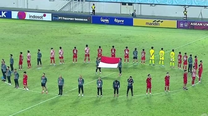 Los jugadores de la Selección Nacional Sub-16 de Indonesia cantan la canción Tanah Airku