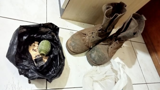 Sepatu dan benda mirip granat yang meledak diamankan di Mapolsek Cisurupan Garut 