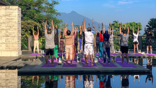 Yoga dengan pemandangan Gunung Salak