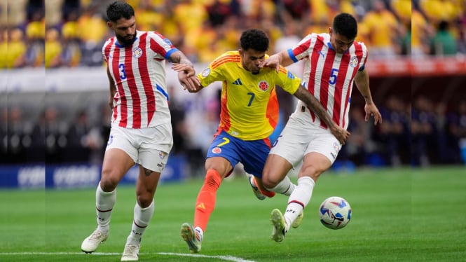 Luis Diaz dari Kolombia, tengah, berebut bola dengan pemain Paraguay