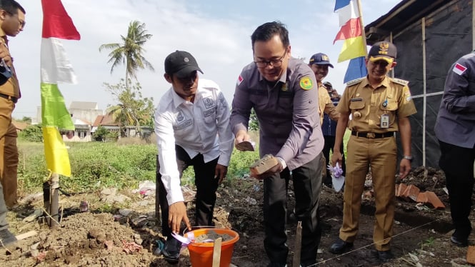 Peletakan batu dalam program sanitasi layak oleh Kejari Kabupaten Tangerang