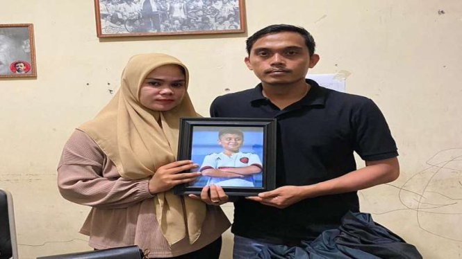 Keluarga korban bocah AM yang diduga tewas oleh oknum polisi di Padang