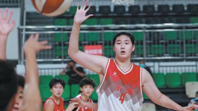 Pemain Timnas Basket Putri China, bertinggi 220 cm, Ziyu Zhang