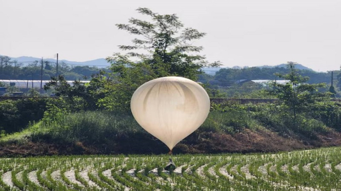 Korea Utara (Korut) mengirimkan balon berisi sampah ke Korea Selatan