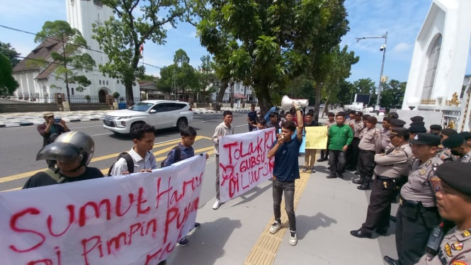 Aliansi Mahasiswa Sumut Bersatu unjuk rasa menolak Pj Gubsu Agus Fatoni, di depan Kantor Gubernur Sumut.(B.S.Putra/VIVA)