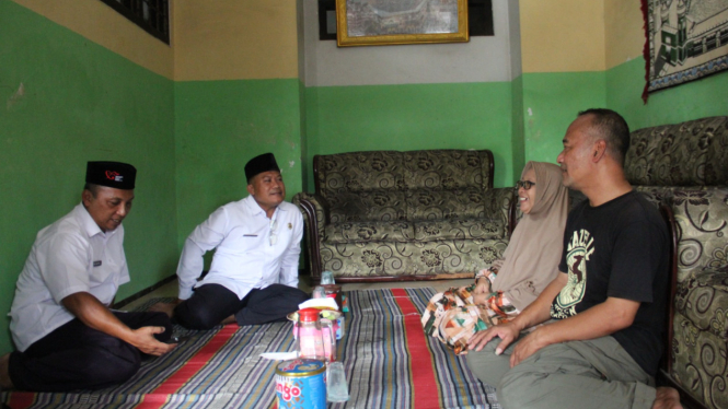 Kepala Kantor Kemenag Jombang, Muhajir saat bertakziah.