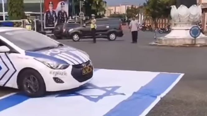 Viral video mobil patroli polisi lindas bendera Israel di Jawa Tengah.
